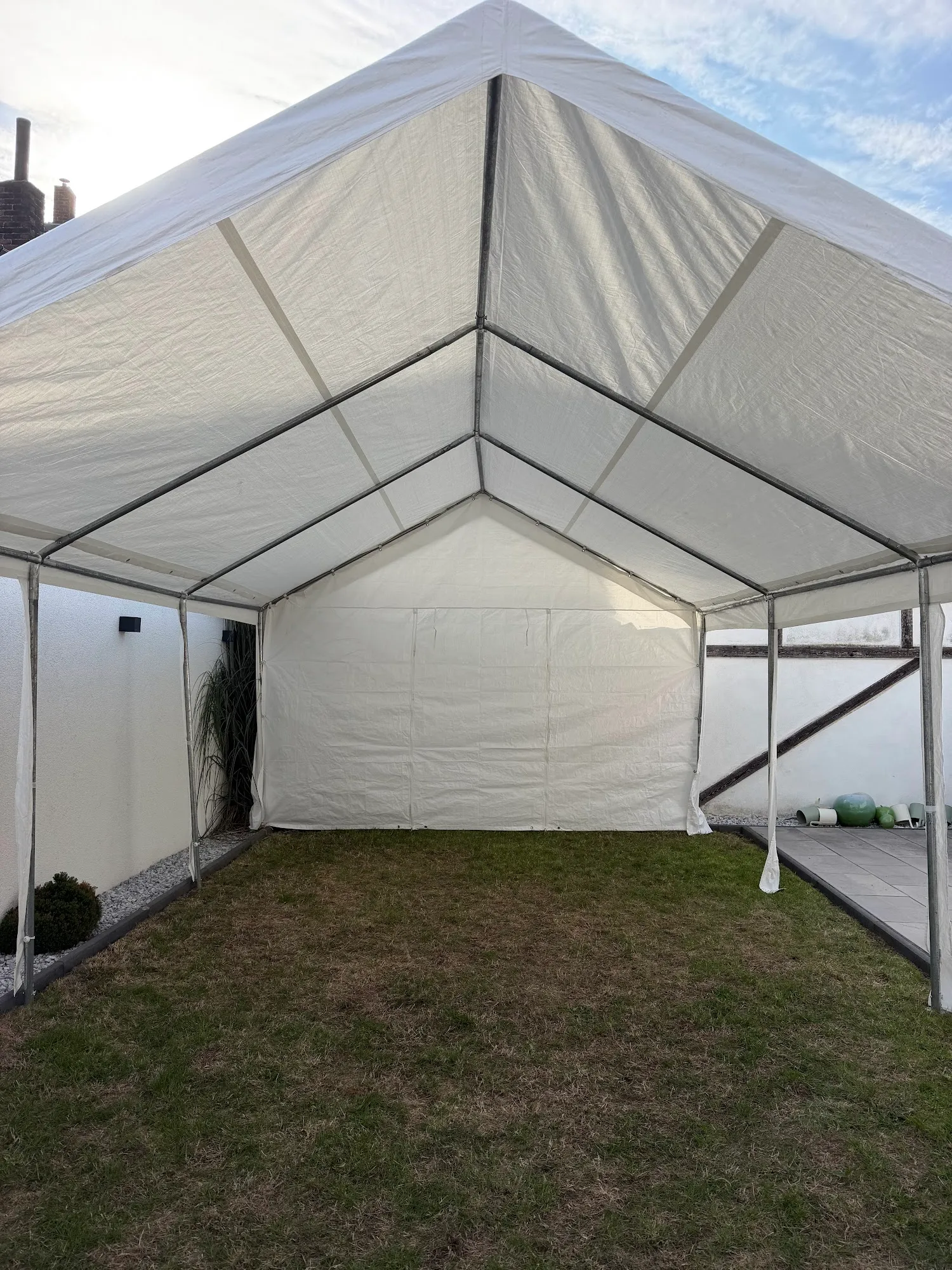 Partyzelt von innen, aufgebaut im Hof