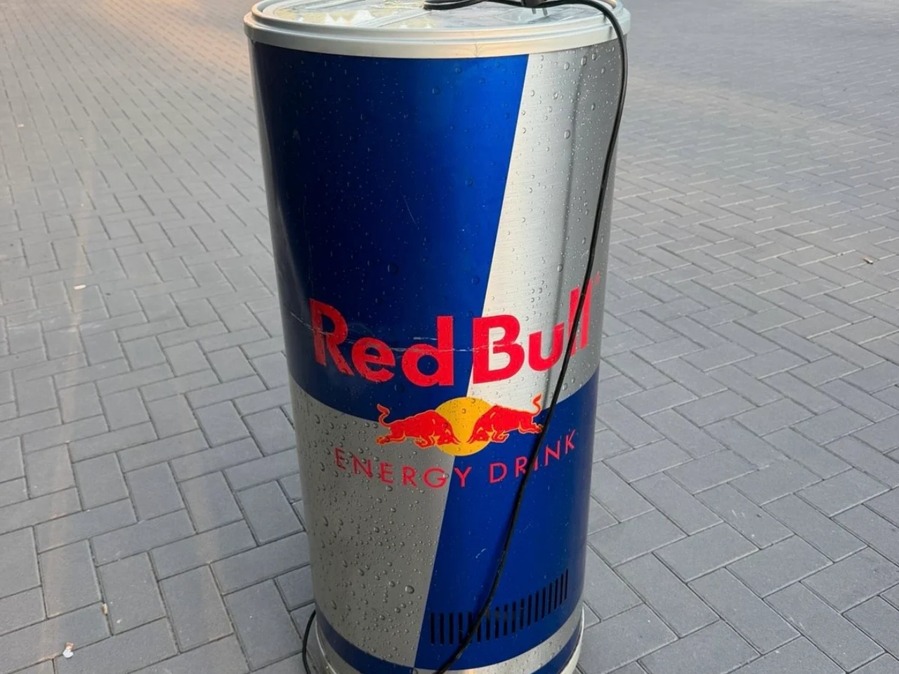 Runder mobiler Getränkekühler auf Rollen