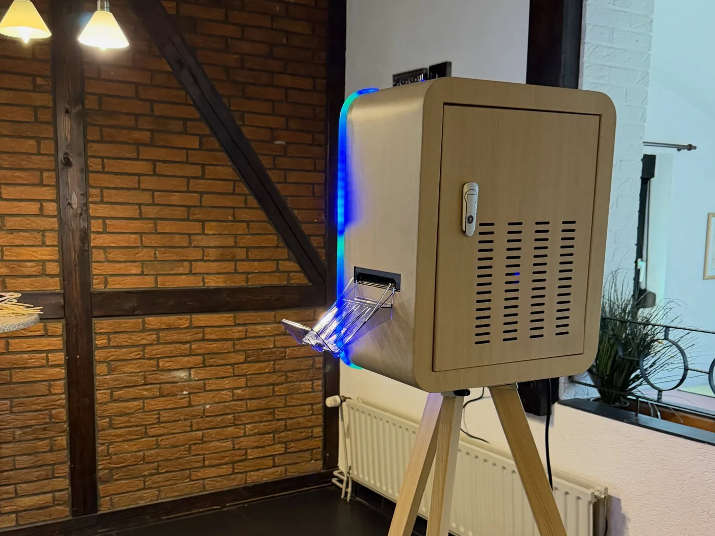 Fotobox von RentPoint auf Holzstativ mit LED-Licht und Bilderhalter