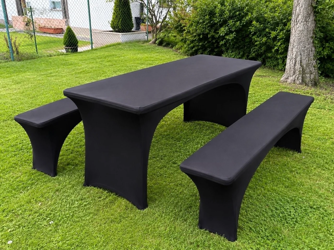 Bierzeltgarnitur mit schwarzen Stretchhussen im Garten